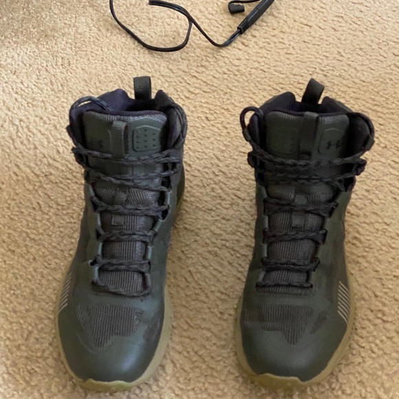 UNDER ARMOUR boots